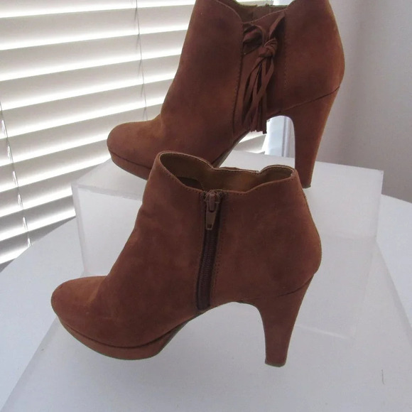 UNLISTED by Kenneth Cole Film Star Tassel Heel Ankle Booties Shoes Size 9 Wide - Picture 5 of 14